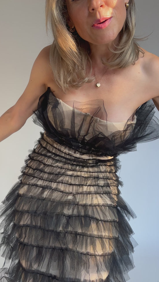 Load and play video in Gallery viewer, VESTIDO CAPAS STRAPLESS
