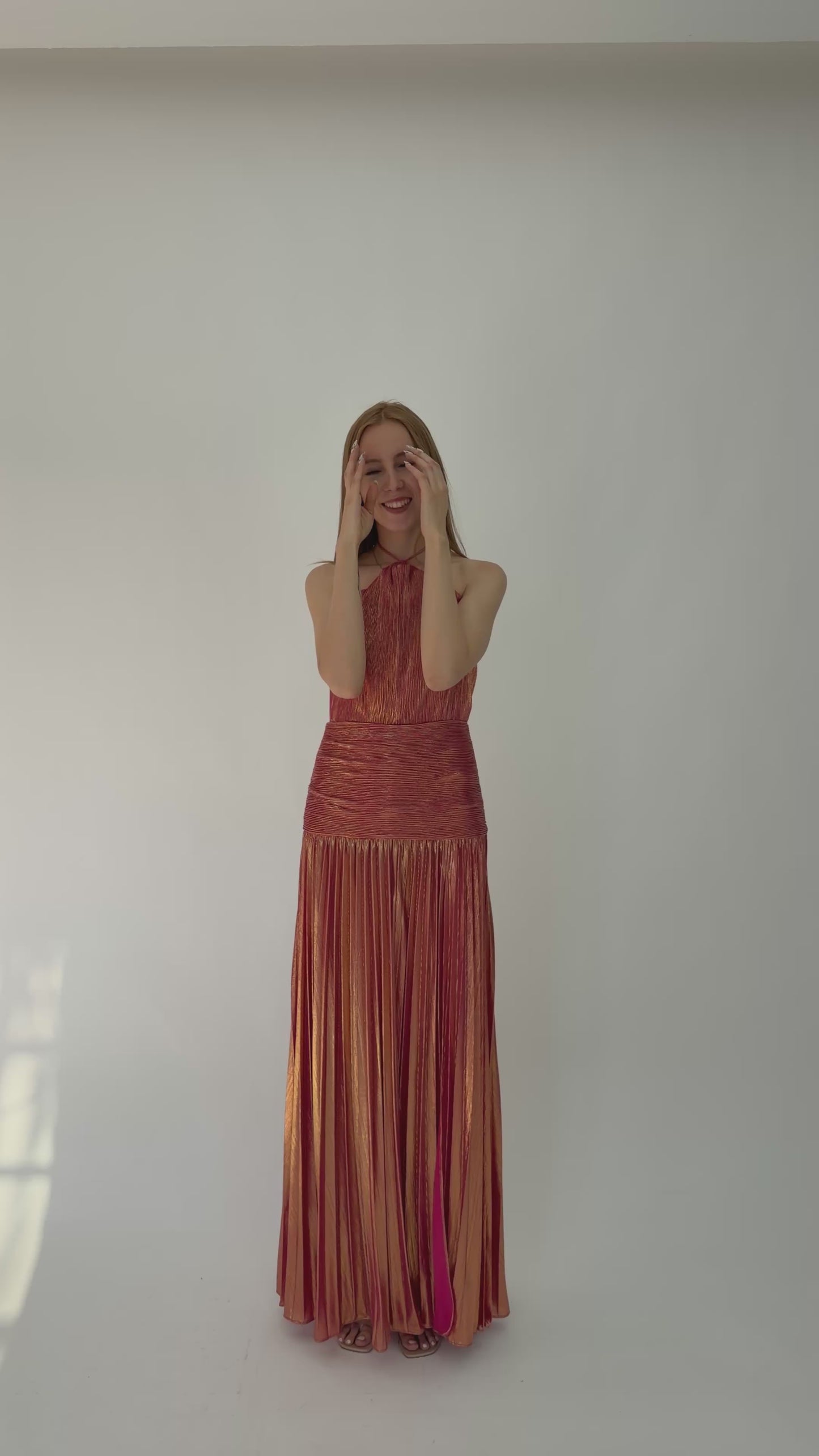 Load and play video in Gallery viewer, VESTIDO METALICO
