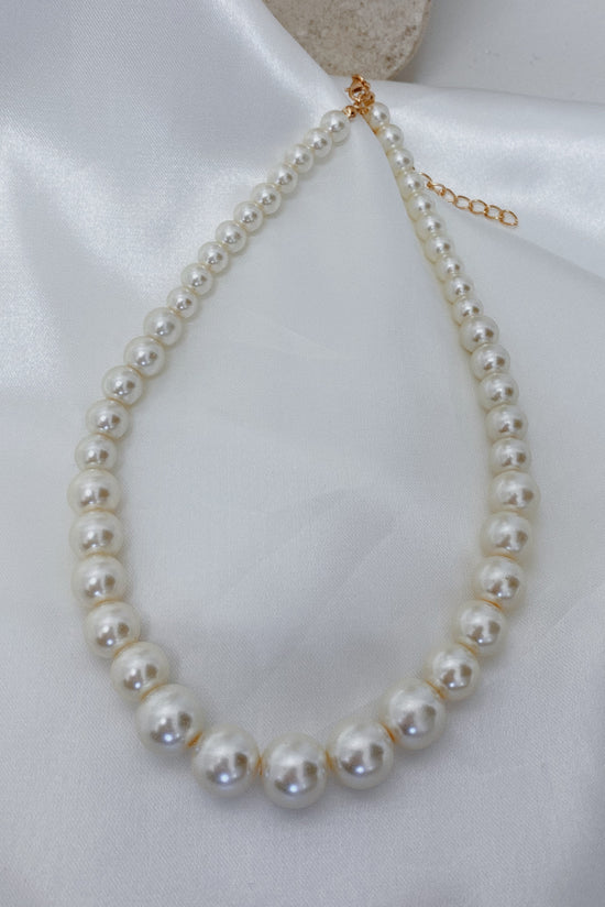 THICK PEARL NECKLACE